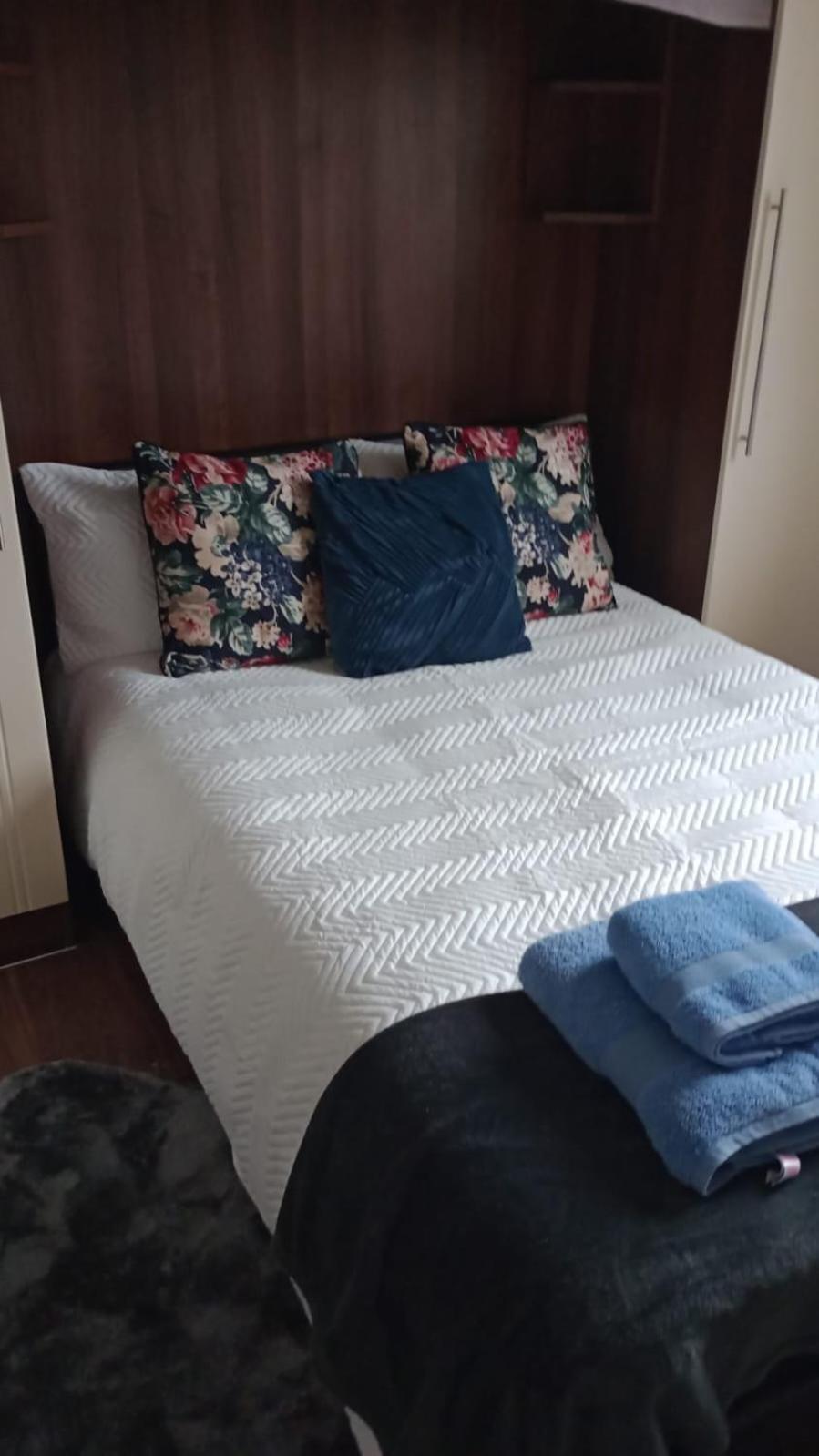 Notting Hill Next Door Bedroom In The Share Flat Londres Exterior foto